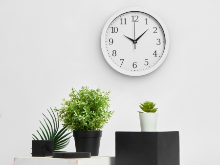 Пластиковые настенные часы  диаметр 25,5 см "Yikigai", белый
