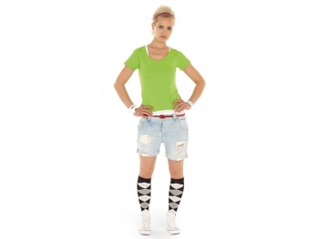 Футболка "Heavy Super Club" женская с V-образным вырезом, зеленое яблоко