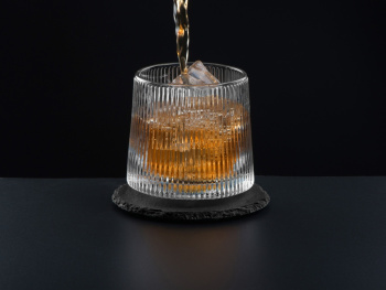 Вращающийся бокал для виски на сланцевом костере "Ventura"